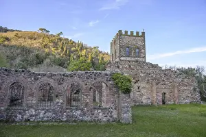 Drucke von Verlassene Reste eines alten Bergbaubaus in Montecatini Val di Cecina, Pisa, Italien. Die Zeit hat ihre Spuren hinterlassen Pisa Drucke: Ruinen eines alten Bergbaubaus in Montecatini Val di Cecina, Provinz Pisa, Italien
