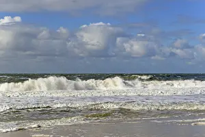 Blue Sky Daytime Scene Drucke: Running out waves on the sandy beach