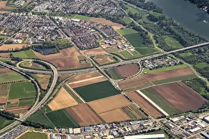 Drucke von Ein ländliches Landschaftsbild von oben mit Feldern, Straßen und einer Autobahn, die Natur und Infrastruktur kombiniert, Blick aus einem Flugzeug auf das fränkische Umland in Hessen Deutschland Luftaufnahme Drucke: Ein ländliches Landschaftsbild von oben mit Feldern.