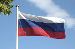 Empty Landscape With Flag Drucke: Russian flag blowing in the wind