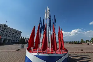 Urban Environment Russia Drucke: Russian flags before the Monument of Glory