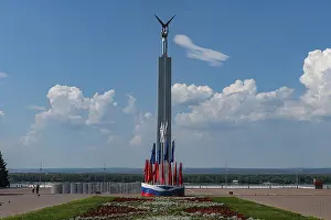 Drucke von Russische Flaggen vor dem Monument der Ehre, Samara, Russland Samara Drucke: Russische Flaggen vor dem Monument der Ehre.