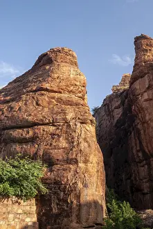 Eroded Rock Formations Drucke: Rust red sandstone Rocks in Badami