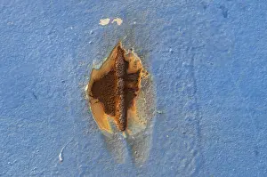 Deserted Urban Environment Europe Drucke: Rust spot on blue painted wall