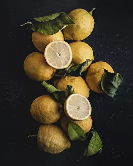 Fresh Citrus Fruit Drucke: A rustic arrangement of fresh lemons
