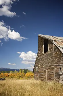 Deep Blue Sky Drucke: Rustic barn scene with deep blue sky and clouds