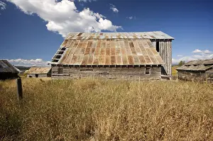 Deserted Countryside Drucke: Rustic barn scene with deep blue sky and clouds
