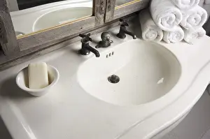 Ceramic Tile Bathroom Drucke: Rustic bathroom sink and mirror