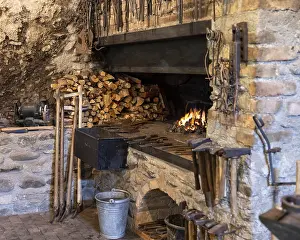 Traditional Craftsman Tools Drucke: A rustic blacksmith workshop featuring a burning forge