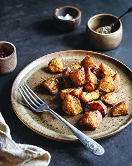 Rustic Ceramic Plate Drucke: A rustic ceramic plate filled with crispy