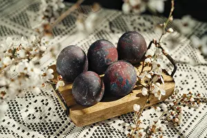 Delicate Flower Arrangement Drucke: A rustic composition of four uniquely painted Easter eggs