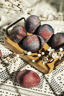 Decorative Easter Eggs Drucke: A rustic display of colorful
