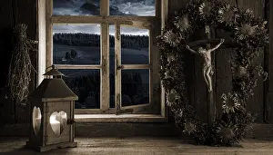 Christian Faith Photography Drucke: Rustic farmhouse in candlelight