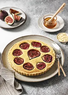 Ceramic Food Decoration Drucke: Rustic fig cake on a ceramic plate with fresh figs