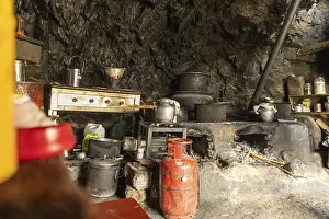 Phugtal Monastery Drucke: A rustic kitchen within the Phugtal Monastery in Ladakh