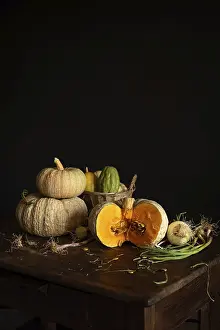 Wooden Table Photography Drucke: A rustic still life featuring pumpkins