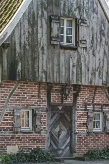 Bilder Datiert 21. September 2024: Rustikales altes Haus mit einer Ziegel- und Holzfassade.