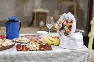 Rustic Landscape Photography Drucke: A rustic picnic setup on a checkered tablecloth