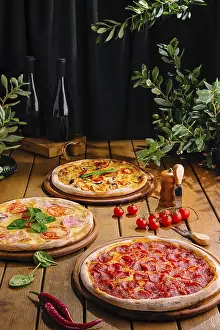 Bilder Datiert 18. April 2024: Rustic setting print pizzas wine