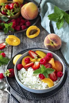 Summer Food Photography Drucke: Rustic summer breakfast or dessert