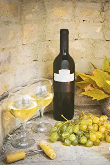 Wine Growing Region Scenery Drucke: Rustic wine still life with bottle