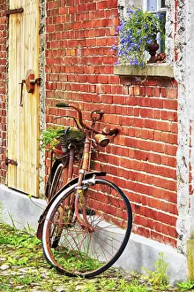 Northern Germany Countryside Scene Drucke: Rusty bicycle leaning against red brick facade