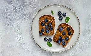 Fresh Blueberries On Rye Bread Drucke: Rye bread with peanut paste and fresh blueberries