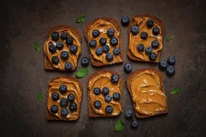 Fresh Blueberries On Rye Bread Drucke: Rye bread with peanut paste and fresh blueberries