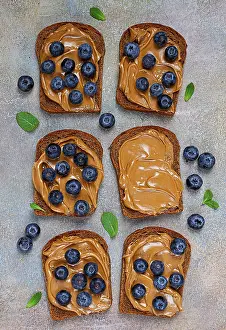 Gourmet Food Drucke: Rye bread with peanut paste and fresh blueberries