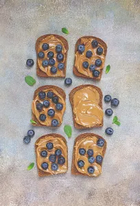 Gourmet Food Drucke: Rye bread with peanut paste and fresh blueberries