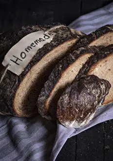 Appetizing Food Photos Drucke: Rye bread sliced on a wooden table