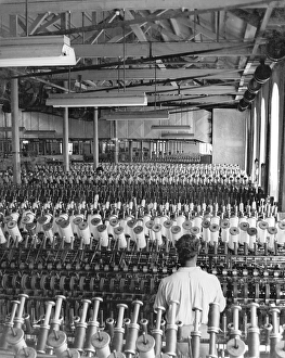 Die Spinnerei Division innerhalb der Raymond Wolllenen Fabrik, Bombay Mumbai, Maharashtra, Indien 1940er Jahre.
