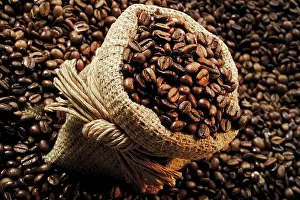 Studio Background Photo Drucke: Sac of coffee beans