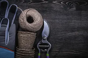 Gardening Tools Drucke: Safety gloves sharp secateurs peat glasses hank of string