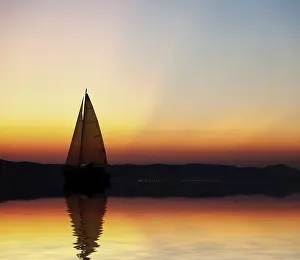 Deserted Sailboat Drucke: Sailboat at sunset