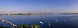Greek Landscape Photography Drucke: Several sailboats float on a wide