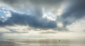 Drucke von Segelschiff im Meer, gegen dramatische Wolken, Frankreich Segeln Drucke: Segelboot im Meer, gegen dramatische Wolken.
