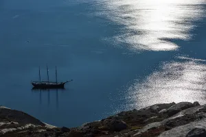 Water Surface Reflections Drucke: Sailing ship and light reflections on the water surface