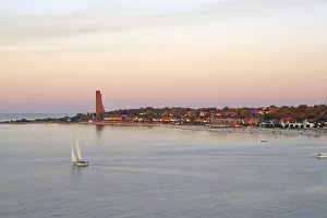 Northern Germany Sailing Boat Drucke: Sailing ship and monument in Laboe