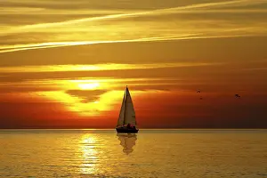 Deserted Sunset Drucke: Sailing and sunset