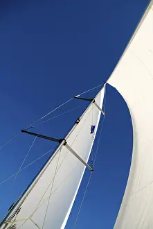 Drucke von Segelt gegen einen blauen Himmel Verwandte Bilder Drucke: Segelt gegen einen blauen Himmel.