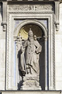 Uninhabited Urban Environment Photography Drucke: Saint Gregory statue on the facade of St