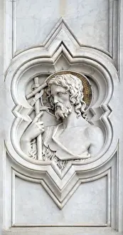 Drucke von Heiliger Johannes der Täufer, Relief an der Fassade der Basilika Santa Croce (Basilika des Heiligen Kreuzes) - berühmte Franziskanerkirche in Florenz, Italien Neogotische Architektur Drucke: Heiliger Johannes der Täufer