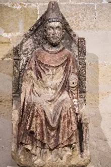 Bilder Datiert 16. September 2024: Heiliger Petrus der Papst, polychrome Stein.