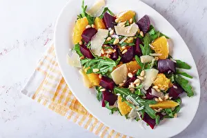 Fresh Arugula Salad Drucke: A salad made with chunks of beet