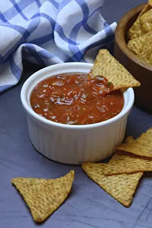 Tortilla Chips Drucke: Salsa sauce in shell and tortilla chips