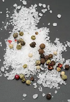 Mixed Peppercorns Drucke: Salt and mixed peppercorns