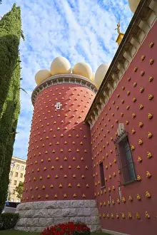 Drucke von Das Salvador Dali Museum in Figueres figueras von Katalonien Spanien Salvador Dali Drucke: Das Salvador Dali Museum in Figueres, Katalonien, Spanien.