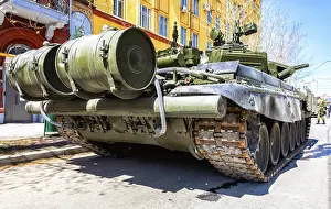 Drucke von Samara, Russland - 5. Mai 2018: russische Armee-Hauptkampfpanzer T-72B3M in grünen Farben auf der Stadtstraße vor dem Paradezugang, Rückansicht Samara Drucke: Samara, Russland - 5. Mai