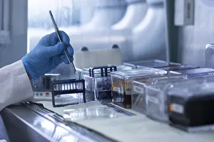 Histology Laboratory Equipment Drucke: Sample processing with laboratory equipment in a histology laboratory